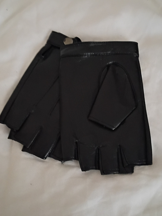 pop Accessories - pop Black Fingerless Driving Gloves
